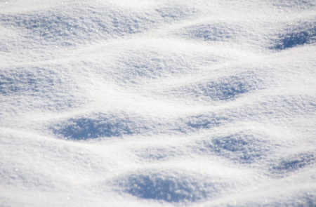Schneelandschaft mit frischen Spuren